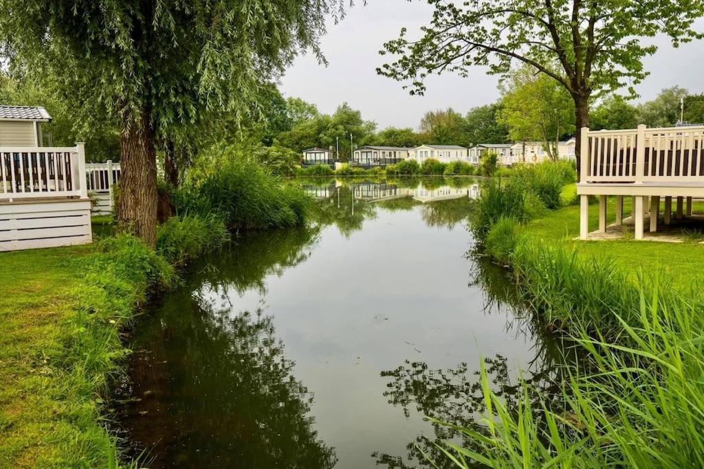 Waters Edge, Hoburne Cotswolds Villa South Cerney Kültér fotó